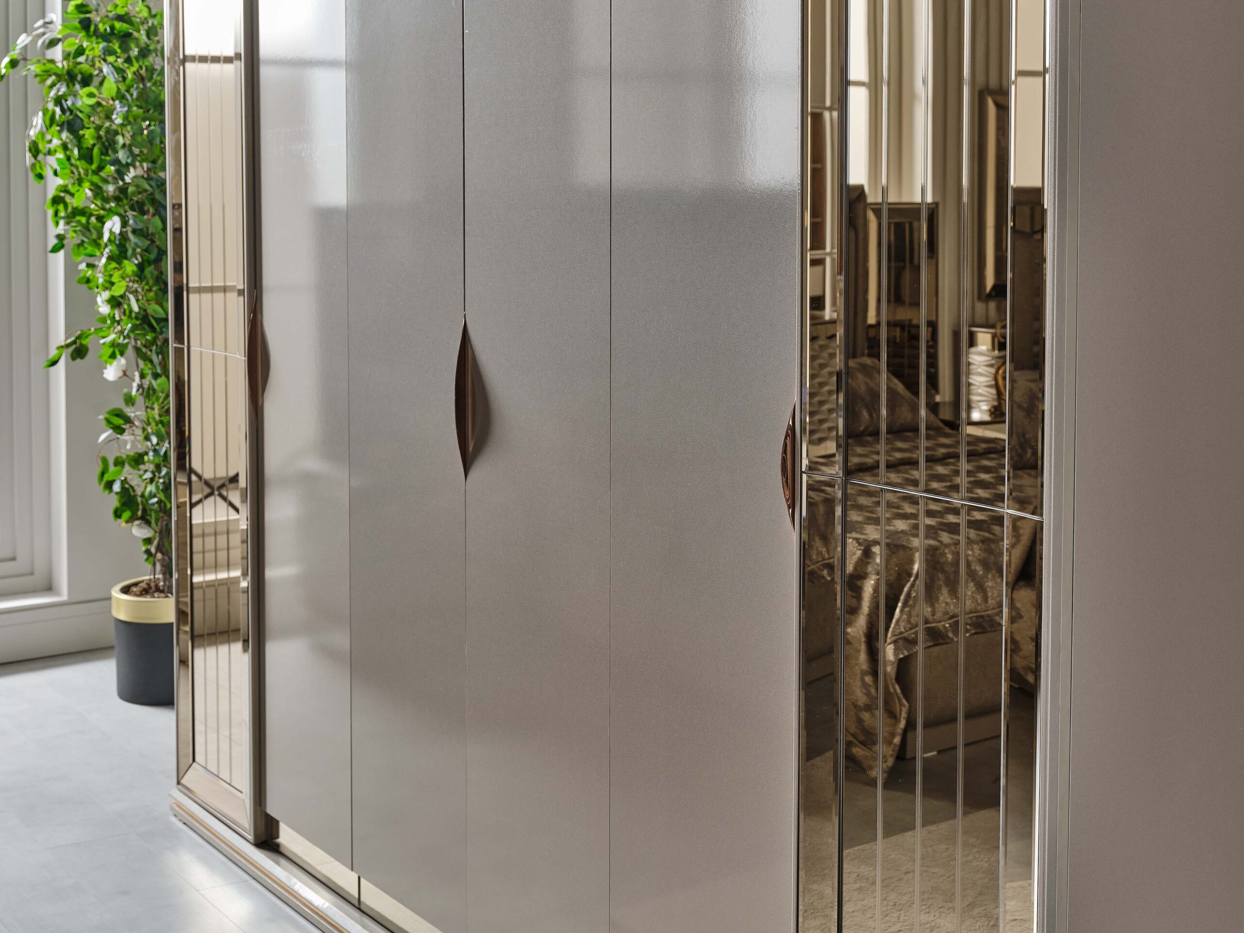 Gokce Bedroom (Queen Frame With Headboard & Dresser With Mirror & Ottoman & 2 Nightstand)