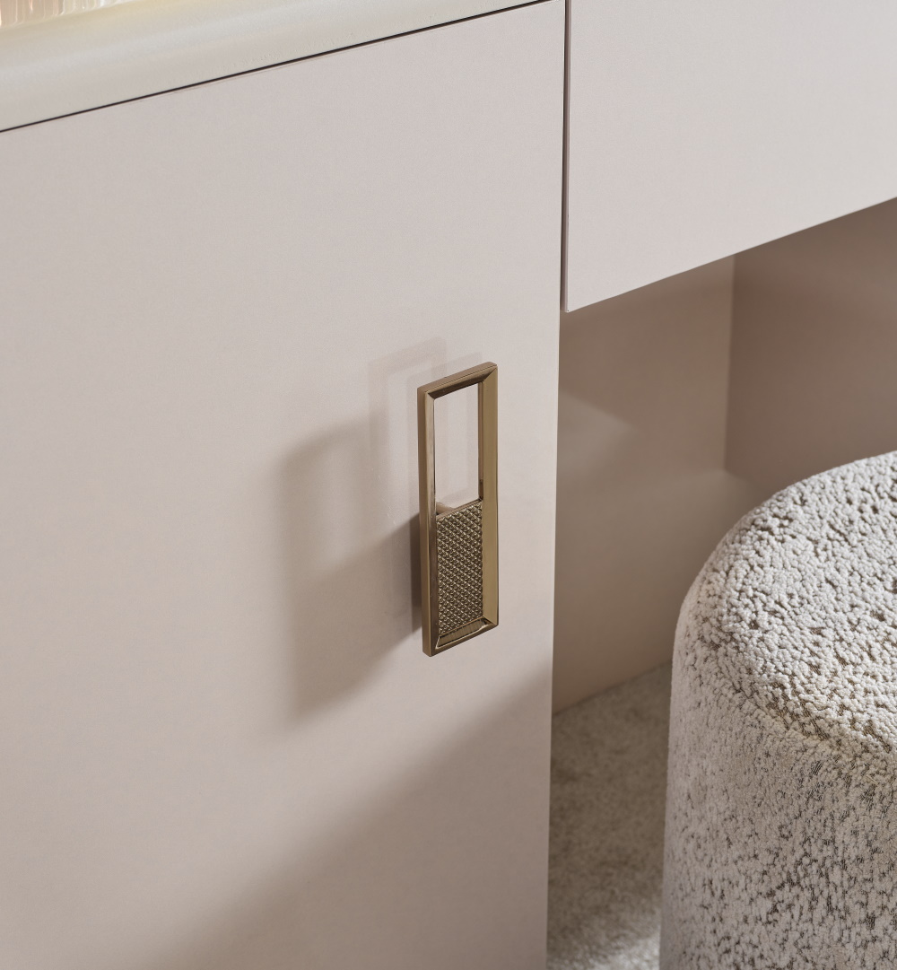 Nirvana Bedroom (Queen Bed & Dresser With Mirror & Ottoman & 2 Nightstand With Back ) - Image 32